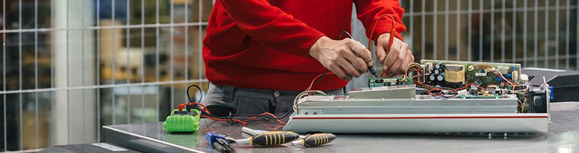 Técnico reparando máquina de marcaje láser industrial