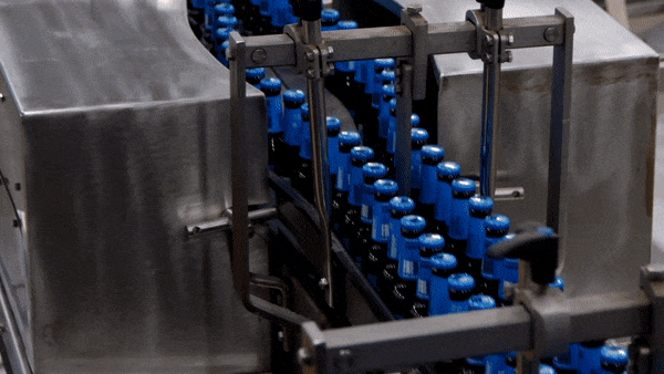 Soluciones de trazabilidad para bebidas con equipos láser de Macsa ID en línea de producción.