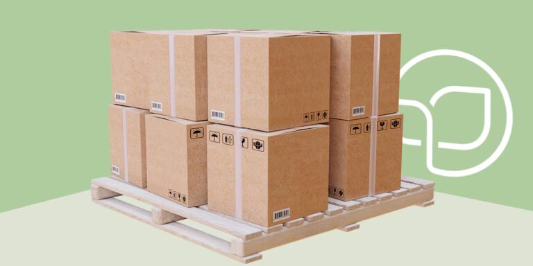 Palé con cajas de cartón etiquetadas, símbolo de sostenibilidad en el fondo, representando la gestión responsable de envases comerciales e industriales.