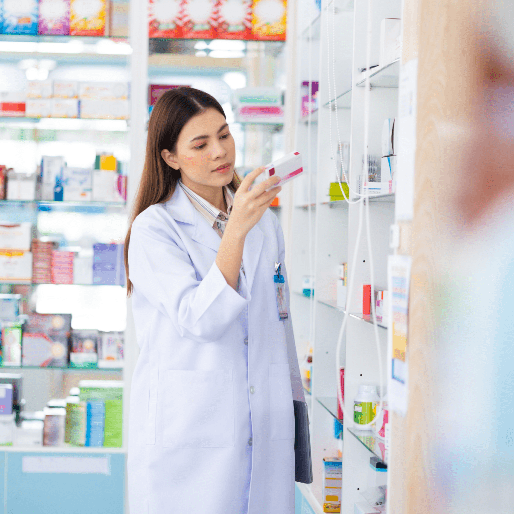 Envase farmacéutico con código Datamatrix grabado mediante marcaje láser UV para trazabilidad y cumplimiento normativo.